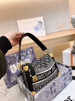 【一品香包】新款Dior高檔時尚包包 潮流時尚單肩包斜背包 洋氣包包 專櫃同款 配禮盒