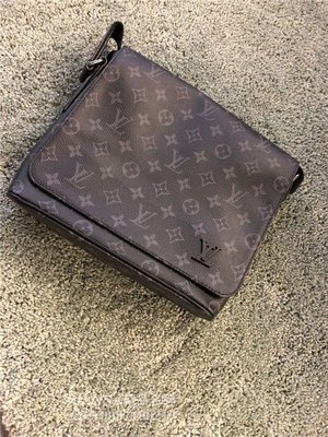 HANAN精品Louis Vuitton LV DISTRICT PM黑經典花紋時尚磁釦大號斜背包 M44001
