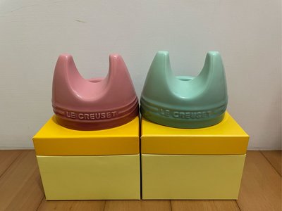 【愛咪雜貨小舖】全新現貨 Le Creuset 鍋蓋架 砧板架 iPad架 食譜架 收納架 置物架 萬用架