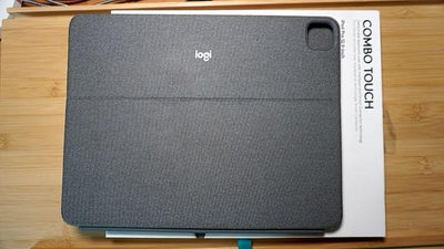 Logitech Combo Touch 鍵盤保護殼具備觸控式軌跡板(iPad Pro 12.9 吋 5代)
