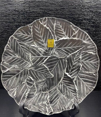 日本kagami水晶盤，水晶很厚底部樹葉浮雕。可做壺承、杯托