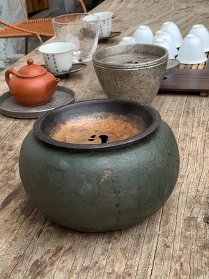 日本老銅建水，玉字款，按器型猜測，應該是玉川堂主的手作。器型