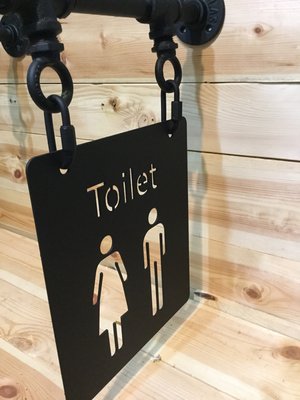 工業風男女化妝室廁所衛生間指示牌- 「全部消光黑」兩男女Toliet合片+法蘭掛鉤桿（側掛桿）
