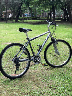 GIANT 捷安特 CS 800  腳踏車  輪胎尺寸 26/1.75  銀/深鐵灰雙色