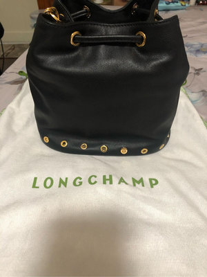 Longchamp 絕版品黑色真皮卯釘水桶包