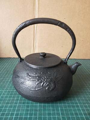 日本鐵壺 古作在銘 平丸形鐵瓶1300cc