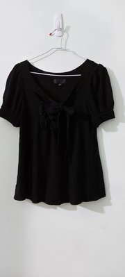 日本製設計師品牌 JILL STUART 黑簡單舒適圓領繫帶傘狀衣擺女衫/休閒衫，袖口是暗壓釦式，無內裡有彈性，尺寸S碼 whiple 黃淑琦 roots