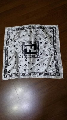 FENDI。 LO. GO. 品牌絲巾51x52cm9成新(掛粉38)
