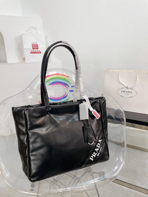 【二手包包】（無盒）普拉達Prada 棉服托特包 最新Tote 購物袋  這個系列將是Prada接下來一整季 NO211291