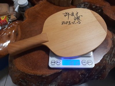 雙眼橫式桌球拍 採用存置50年以上香氣四溢的台灣檜木手工製作（厚度8mm ）