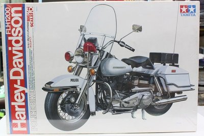 【絕版缺貨】TAMIYA《警用白色哈雷重機 Harley-Davidson FLH1200》1:6 # 16016【日本製】