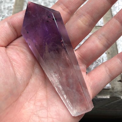 (( 帶紫水藍花海膽花，紫晶權杖 ))  紫水晶柱子 9.4公分，擺件 紙鎮 景石 原礦石