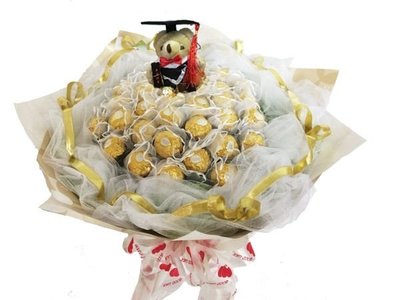 娃娃屋樂園~畢業學士熊+33朵金莎巧克力(網紗)花束-白色 每束1550元/畢業花束
