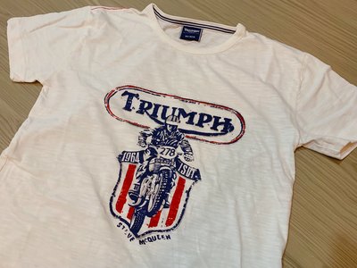 JFK 英國品牌TRIUMPH機車正品T恤 米白底/LOGO配色
