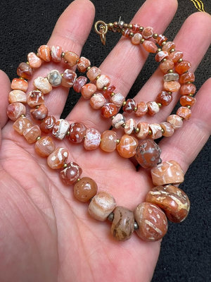 西亞千年紅玉髓鑲蝕珠，非常漂亮，孔道自然磨損，顆顆包漿油潤，