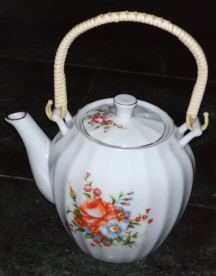 早期磁器 SEN YIE 生益窯茶壺。。民國68年製造