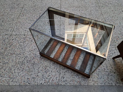 老冰菓室 檜木 玻璃櫃 展示 陳列 . 內有兩層玻璃完美 拍照忘記裝 . 全件 丸頭一字螺絲 . 77.5/41.5高5