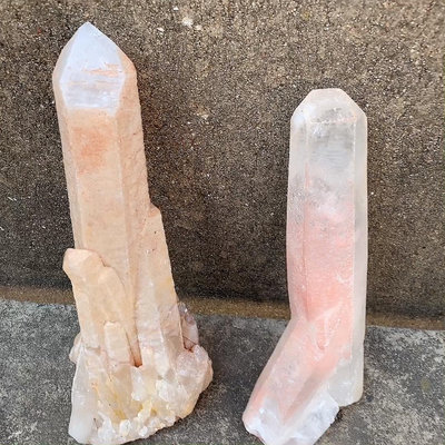 粉皮白水晶簇，左邊1.9公斤，19×11厘米，右邊1.2公斤