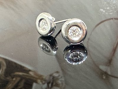 國際精品當舖 品名天然鑽石耳環一對  鑽石13t*2P(8)  型式：白K耳針   品項：#99新。未配戴過