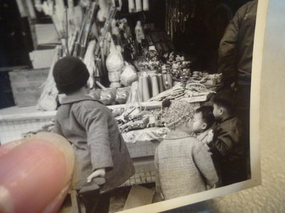 31031--台灣觀光區有賣-戰車鐵皮玩具-不倒翁-紅豬撲滿-布袋戲木劍(郵寄-免運費)相關原版--特殊老照片