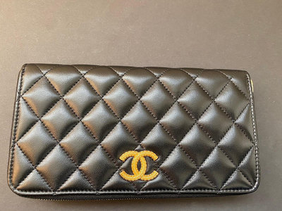 Chanel AP3406，黑羊皮特殊金雙Cㄇ拉長夾。