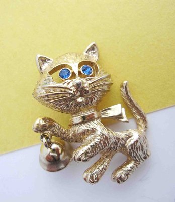 【戴大花2】Vintage古董飾品- 經典【Avon】金色 鈴鐺 可愛 小貓 藍眼鑽 貓迷最愛 趣味 別針#B149