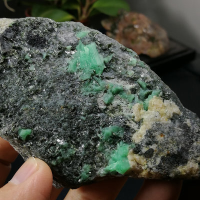 [友克鑫礦業]ba29約重131.7g 祖母綠原礦 Emerald 綠柱石 綠寶石 晶礦 擺件