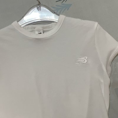 運動專櫃品牌New Balance超柔軟白色棉白彈性短袖圓領小包袖短版T恤尺寸S