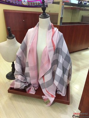 潮牌Burberry 巴寶莉 英倫時尚 經典大格紋 粉色真絲羊毛絨圍巾 披肩 海外代購-雙喜生活館