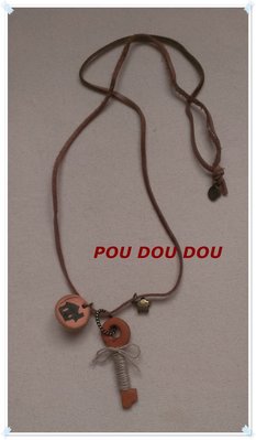 日本製。POU DOU DOU【全新專櫃商品】原木色 森林系麻繩綁鑰匙星星小房子圓吊牌皮雕皮繩項鍊。