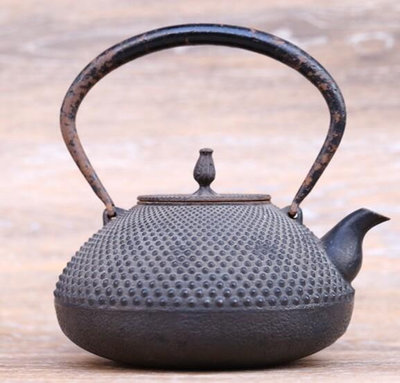 及川寬治作 霰紋日本鐵壺品相完美，器型規整，做工精湛，散釘形