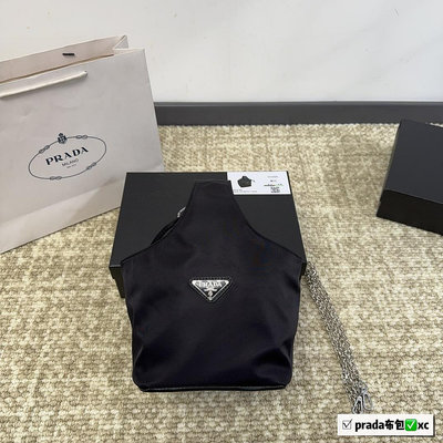 【二手包包】（）普拉達Prada新款布包可手提可肩背～絕對超高回頭率采用防水布面料～抽口設計非常實用最好的 NO67639