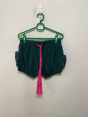 「 二手衣 」 a la sha 女版休閒短褲 M號（綠）58