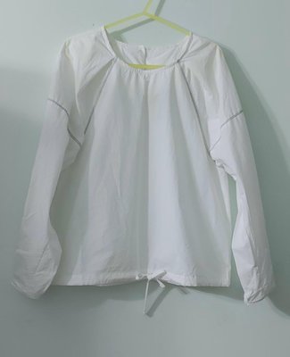 （搬家出清）設計精品 白色配雙黑飾長袖寬版罩衫，衣尾抽式繫帶，背後有單釦，無標示尺寸 Hiroko Clathas prada 竇騰璜 anne