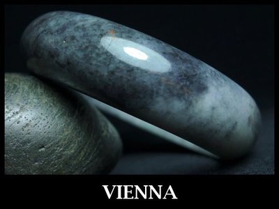 《A貨翡翠》【VIENNA】《手圍16.5/17mm版寬》緬甸玉/冰種香醇奶香帶墨/玉鐲/手鐲M-056