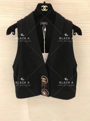【BLACK A】Chanel 22A Métiers d'Art 手工坊系列 黑色/白色超重工鈕扣cashmere 羊絨背心 價格私訊