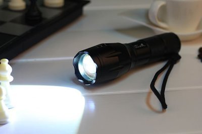 [熊大] 美國 T6 軍警規5段強光LED防爆款手電筒 LED 強光手電筒 腳架 高亮度魚眼/釣魚燈 自行車燈 騎車登