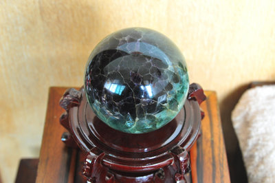 【新社 水晶】巴西 雙色 紫、綠瑩石 水晶球 8.5cm 重量:1kg