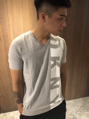 美國百分百【全新真品】DKNY 短袖 T恤 Logo T-shirt 男款 上衣 Tee 短T 灰色 XS號 AD47