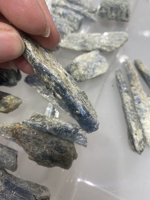 藍晶石原礦、下單隨機出貨、物美價廉、數量有限、優秀的協調石與冥想石、溫和而效力強大的傳導物、高頻率能量的放大