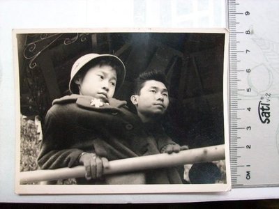 老照片~民國50年代父女台灣遊覽於花蓮前攝影照...如圖示