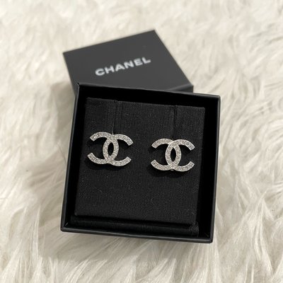 【COCO 精品專賣】Chanel 22C 新款 銀色 閃亮 水鑽 雙C 針式 耳環 AB7706 現貨