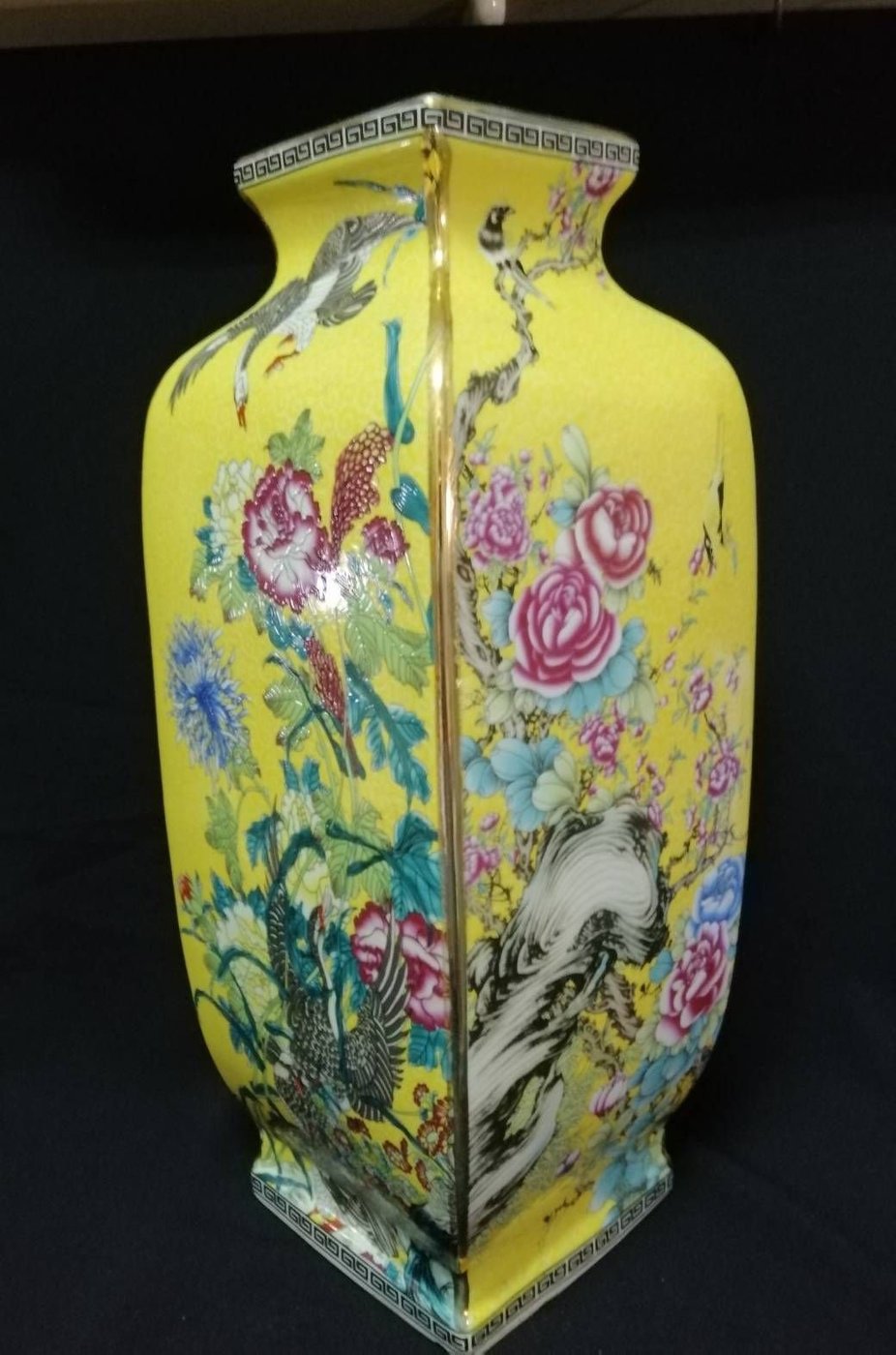 清朝乾隆御製滿黃釉細錦地花鳥紋四方瓷瓶。 錦地又叫軋道瓷是乾隆 