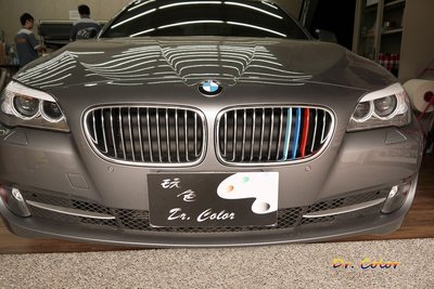 Dr. Color 玩色專業汽車包膜 BMW 520d 黑carbon/高亮黑/亮紅/深藍/水藍_鼻頭/側裙/鯊魚鰭