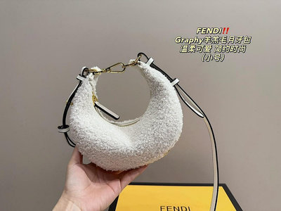 【MOMO生活館】  FENDI 芬迪 新款Graphy羊羔毛月牙包 迷你小手腕包 手拎包 單肩包  尺寸19.10
