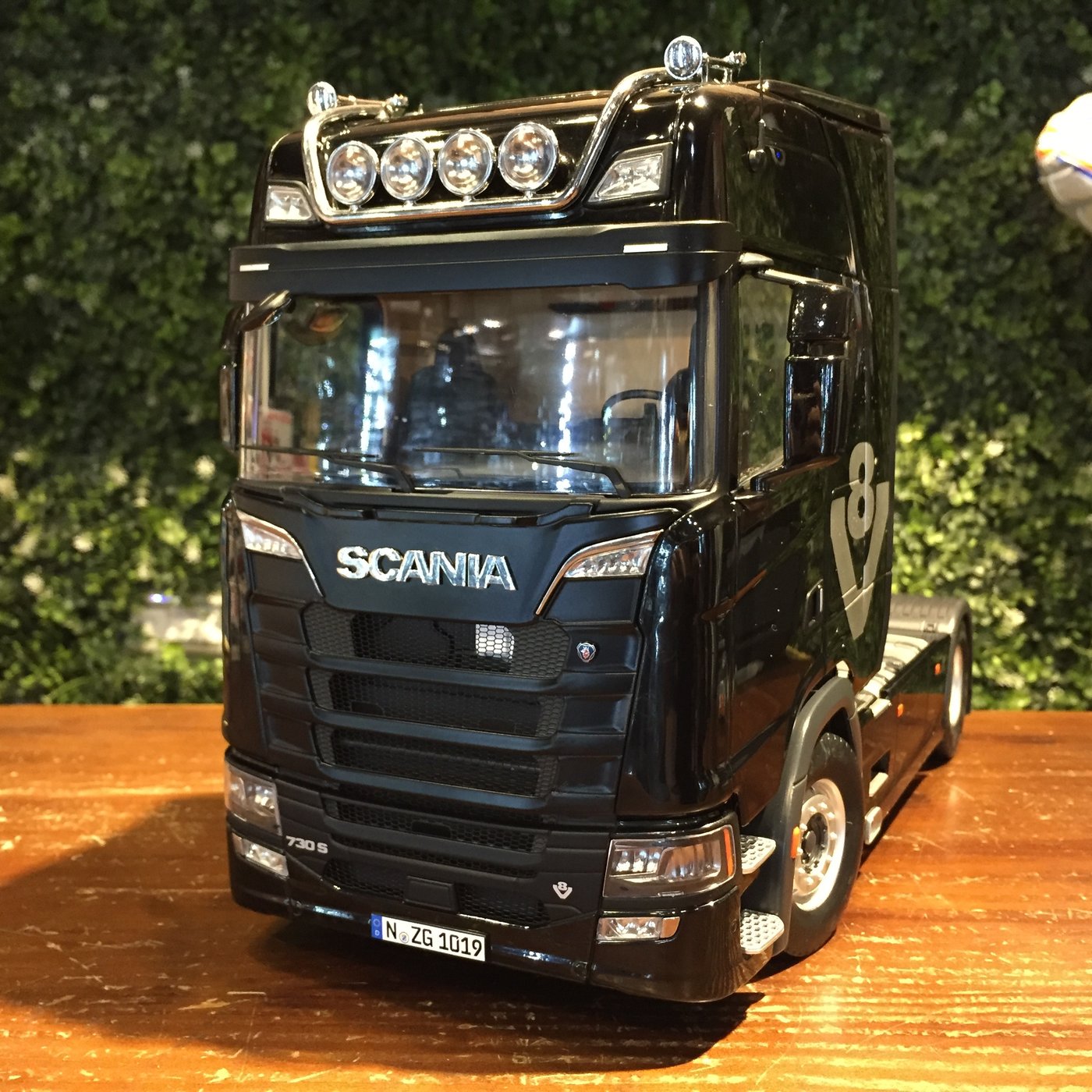 Scania V8 730S 4x2 black - 1019/51 - NZG 1/18