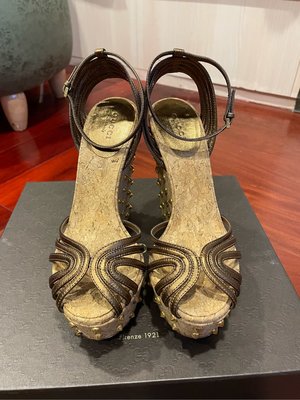 Gucci 鉚釘砌跟性感涼鞋