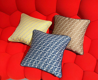 芬迪 FENDI家居系列 FENDI CASA Pillow 抱枕真的是壹個不嫌多又能瞬間提升幸福感的小物件