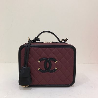 Chanel Vanity Case 24 化妝箱包 大款 菱格紋 荔枝皮 金釦 酒紅拼黑色《精品女王全新&二手》