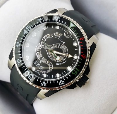 GUCCI Dive 陶瓷圈 帝王蛇圖案黑色錶盤 黑色橡膠錶帶 石英 男士手錶  YA136323 潛水錶